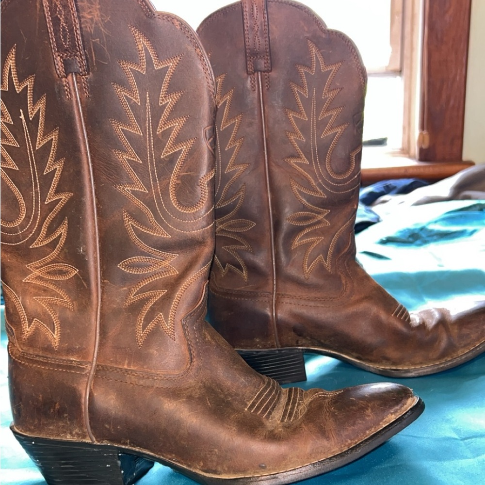 Cowboy boots, worn a few times, no longer want them